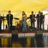 Grupo musical en escenario